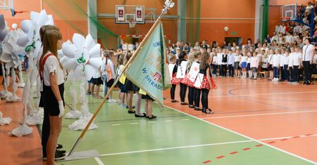 Zbliża się szkolny dzwonek. Rodzice coraz bardziej łapią się za kieszenie