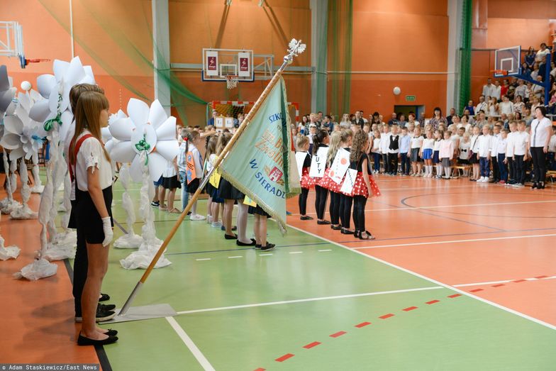 Zbliża się szkolny dzwonek. Rodzice coraz bardziej łapią się za kieszenie