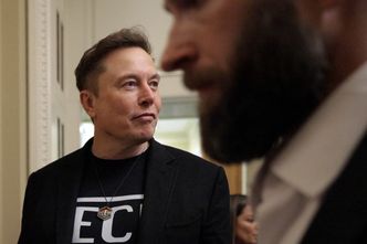 Najpierw Musk zablokował im karty, teraz wstrzymał rekrutację. Cięcia w bazach USA we Włoszech