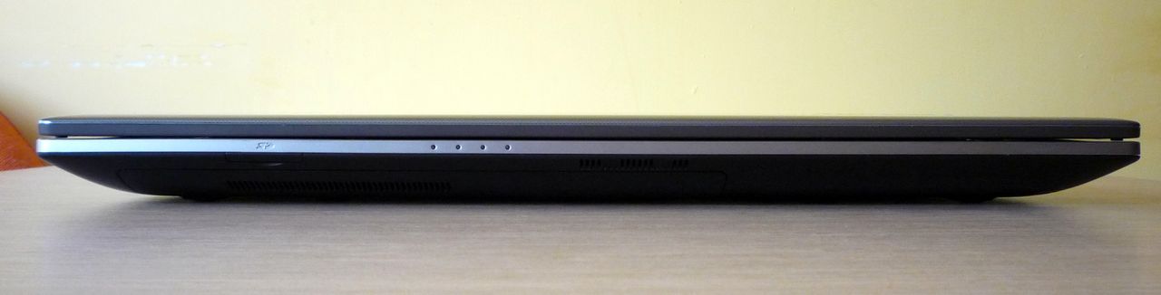 Samsung 550P5C - front (czytnik kart pamięci)