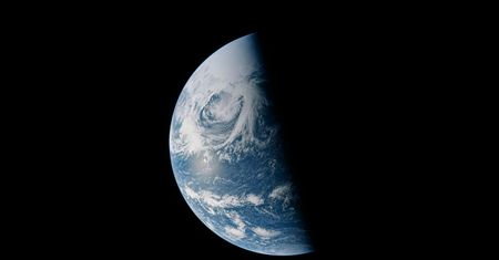 Wziął na warsztat historyczne zdjęcia z misji Apollo. Teraz wyglądają tak, jak powinny