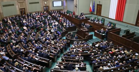 Jest najnowszy sondaż! Jakie poparcie ma PiS, a jakie opozycja?