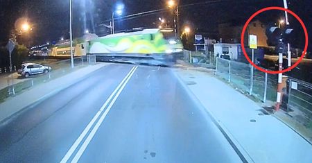 Kierowca autobusu na przejeździe. Nagle pojawił się pociąg