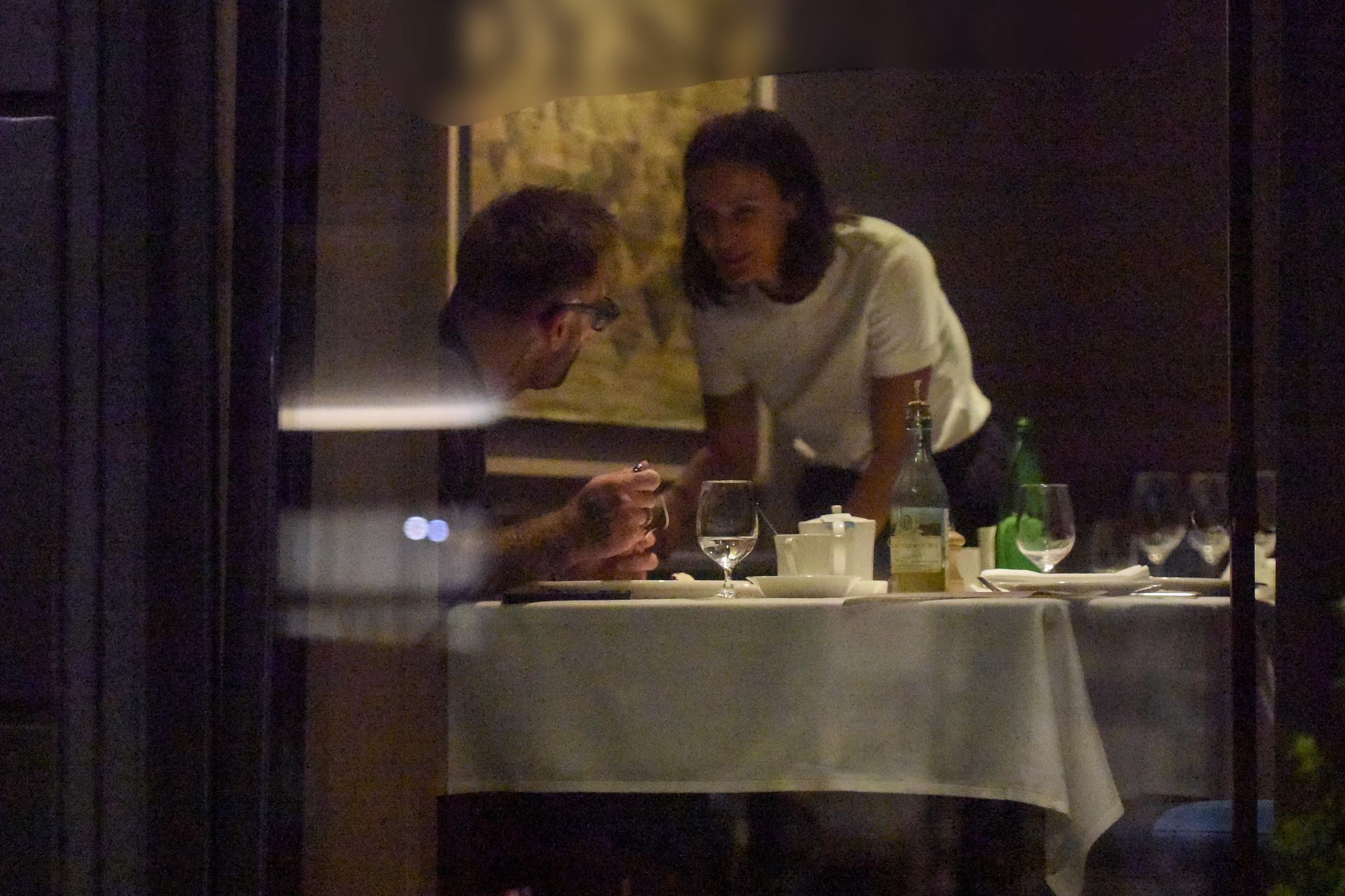 Sara i Artur Borucowie randkują w restauracji