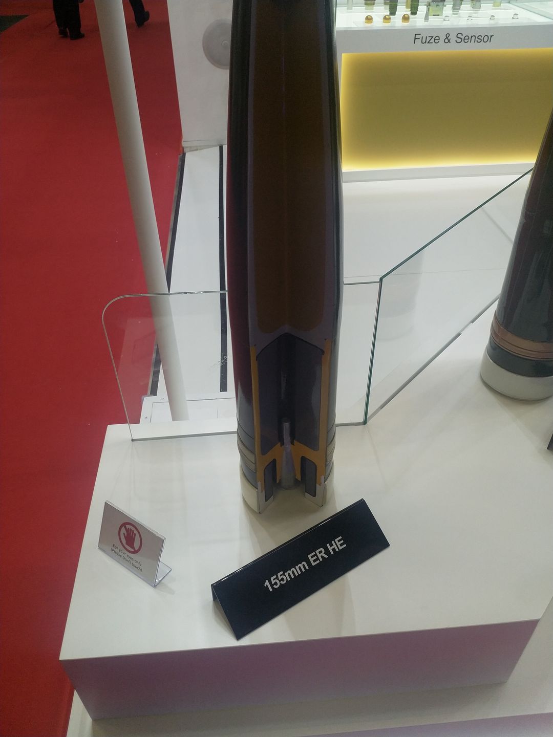 Przekrój nowego pocisku kal. 155 o zwieszonym zasięgu do 60 km od Poongsan Corporation podczas targów MSPO 2023. 