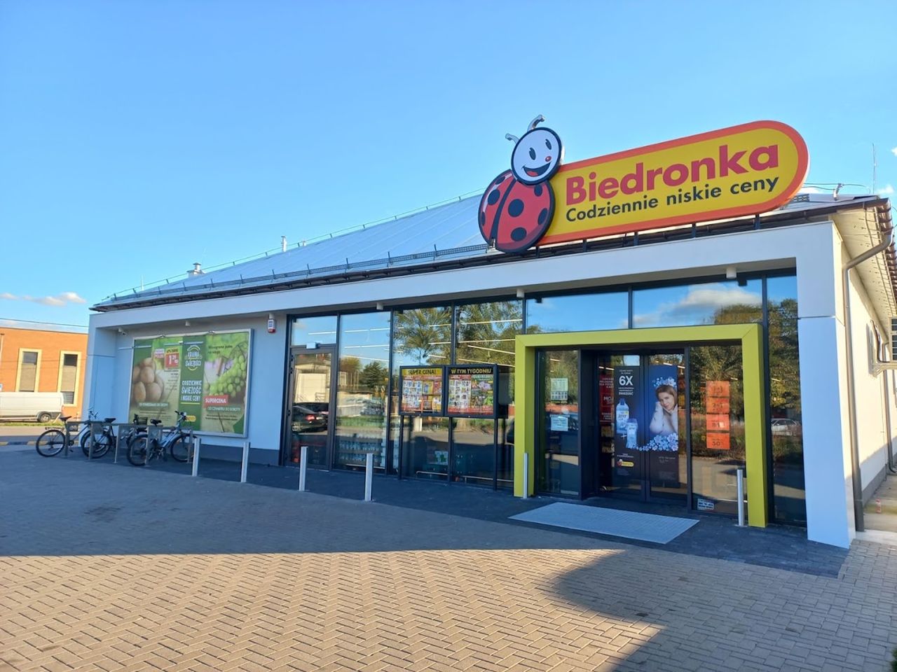 Nietypowe karteczki na butelkach w Biedronce. "Pracownik został pouczony"