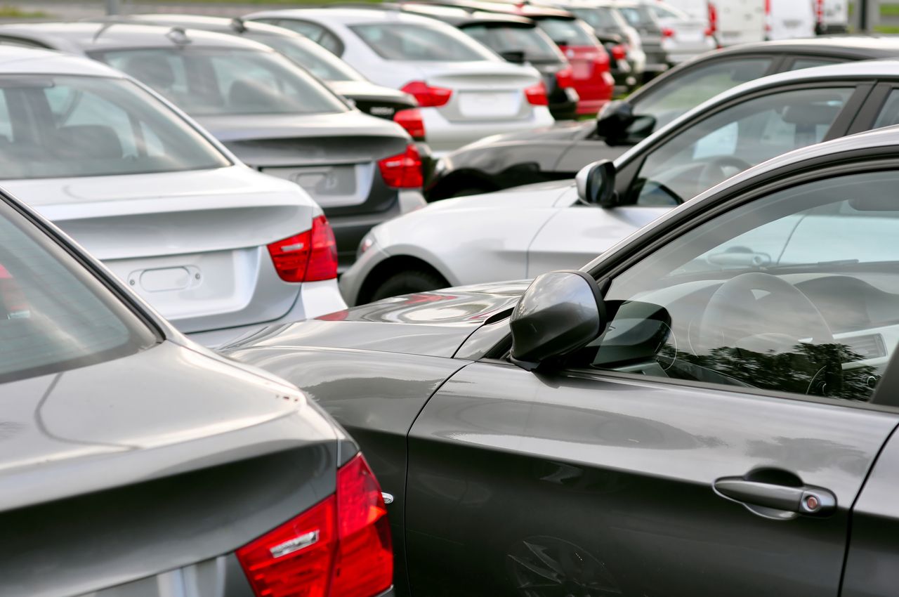 Używane, ale niemal nowe. Coraz więcej Polaków wybiera auta do trzech lat i płaci za nie mniej