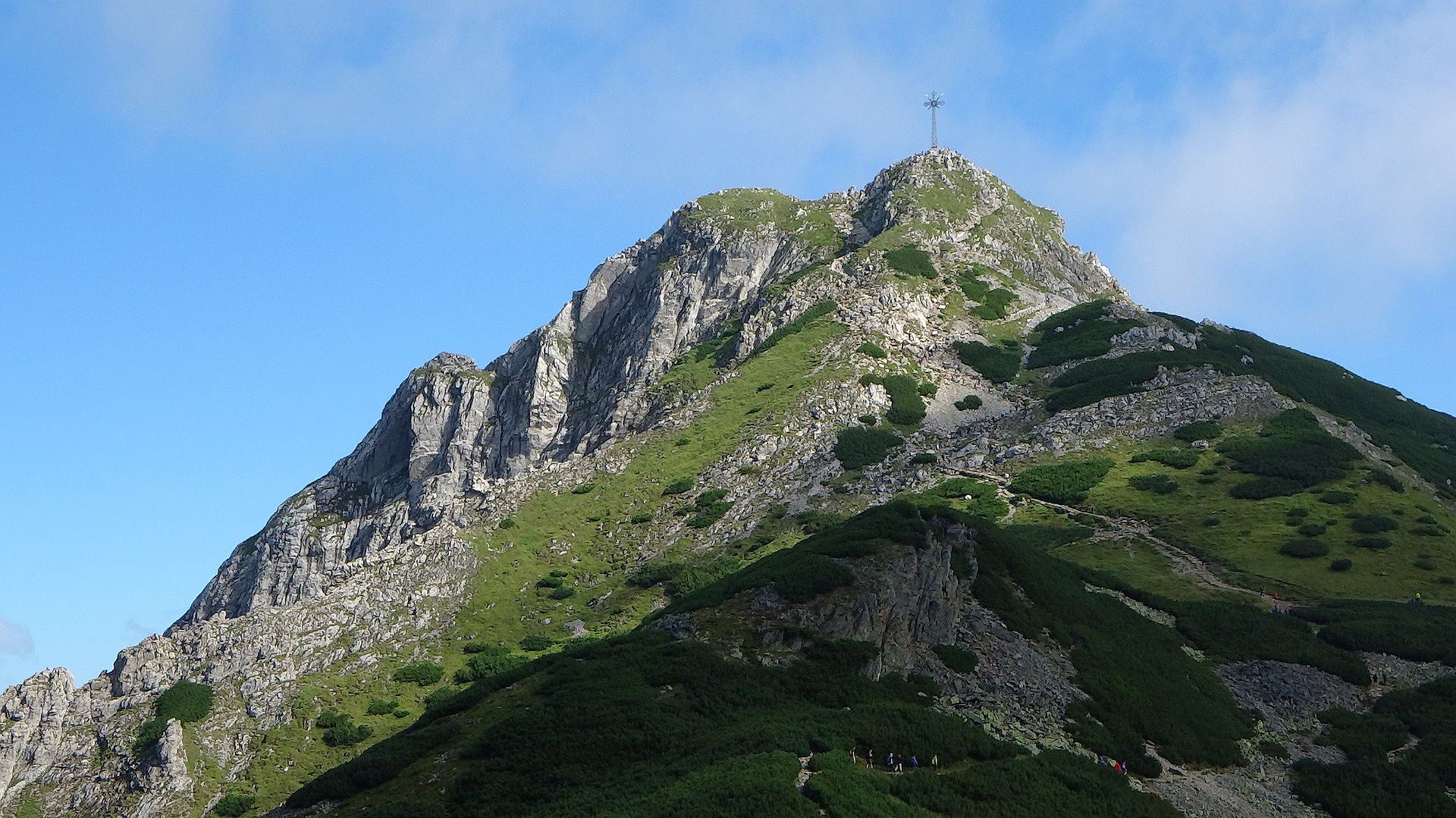 Giewont. Tęczowa flaga na krzyżu. Zdjęcie z Tatr wywołało burzę