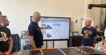Naprawy aut elektrycznych są jak składanie klocków Lego. Jednak błąd może kosztować życie