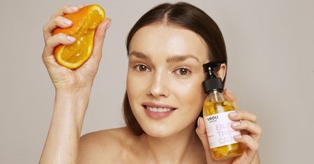 Odmładzająca pielęgnacja kosmetykami naturalnymi  z odżywczym koktajlem botanicznych olei