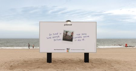 Polaroid uderza w AI. "Idź popływać, zanim centra danych wypiją całą wodę"