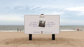Polaroid uderza w AI. "Idź popływać, zanim centra danych wypiją całą wodę"