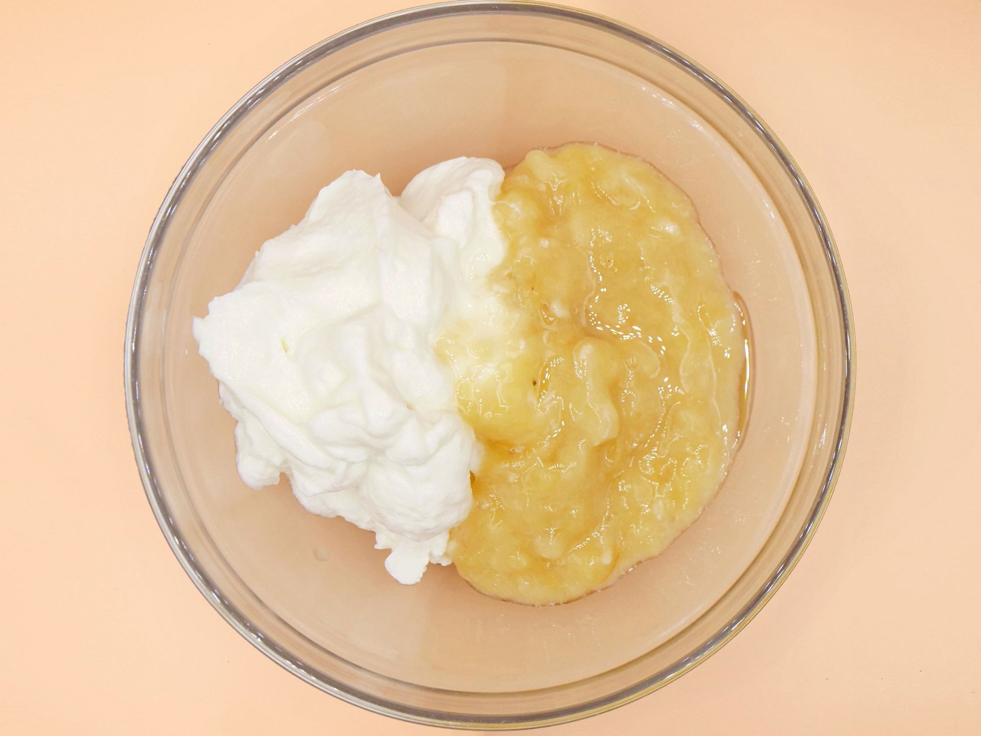 Bananowy jogurt z daktylowym sosem i orzeszkami ziemnymi przepis