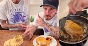 Szef kuchni Brooklyn Beckham "gotuje" kanapkę z tuńczykiem. Internauci kpią: "Co dalej, JAJKO NA TWARDO?" (ZDJĘCIA)