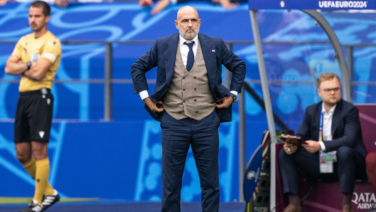 Dostarczali garnitury Probierzowi. Tak skomentowali jego dymisję