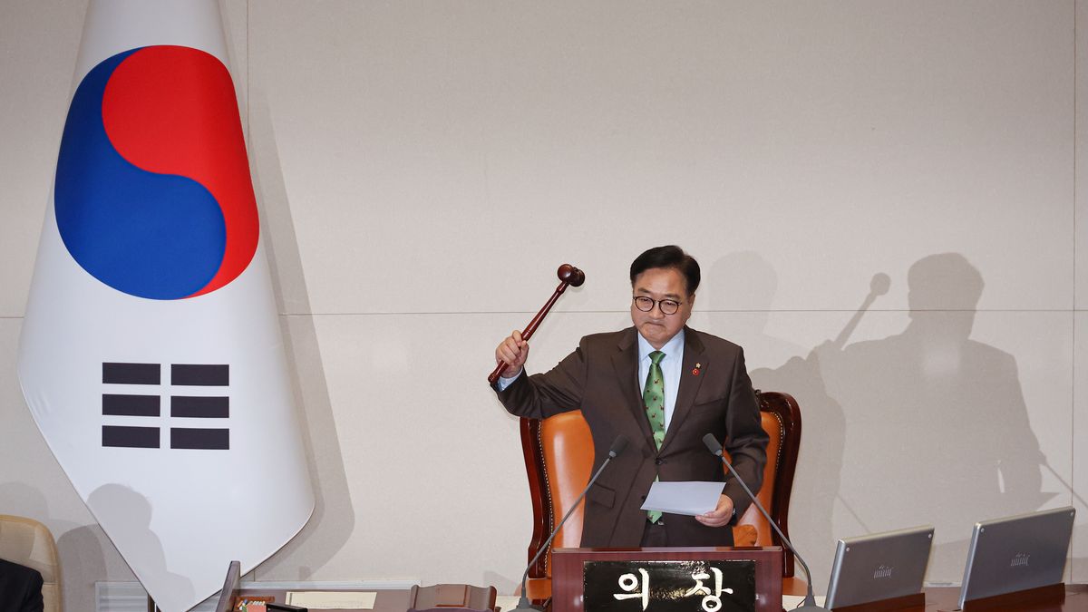 National Assembly Speaker Woo Won-shik declares the passage of an impeachment motion against President Yoon Suk Yeol at the parliament in Seoul, South Korea, 14 December 2024. EPA/YONHAP SOUTH KOREA OUT Dostawca: PAP/EPA.