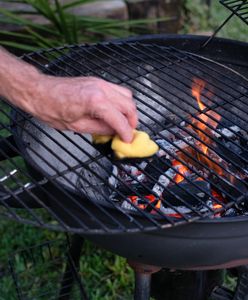 Przypalony grill? Domowe sposoby by ruszt lśnił jak nowy