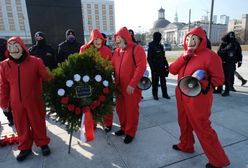 Warszawa. Kontrowersyjny wieniec przed pomnikiem smoleńskim. Doszło do szarpaniny