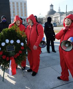 Warszawa. Kontrowersyjny wieniec przed pomnikiem smoleńskim. Doszło do szarpaniny