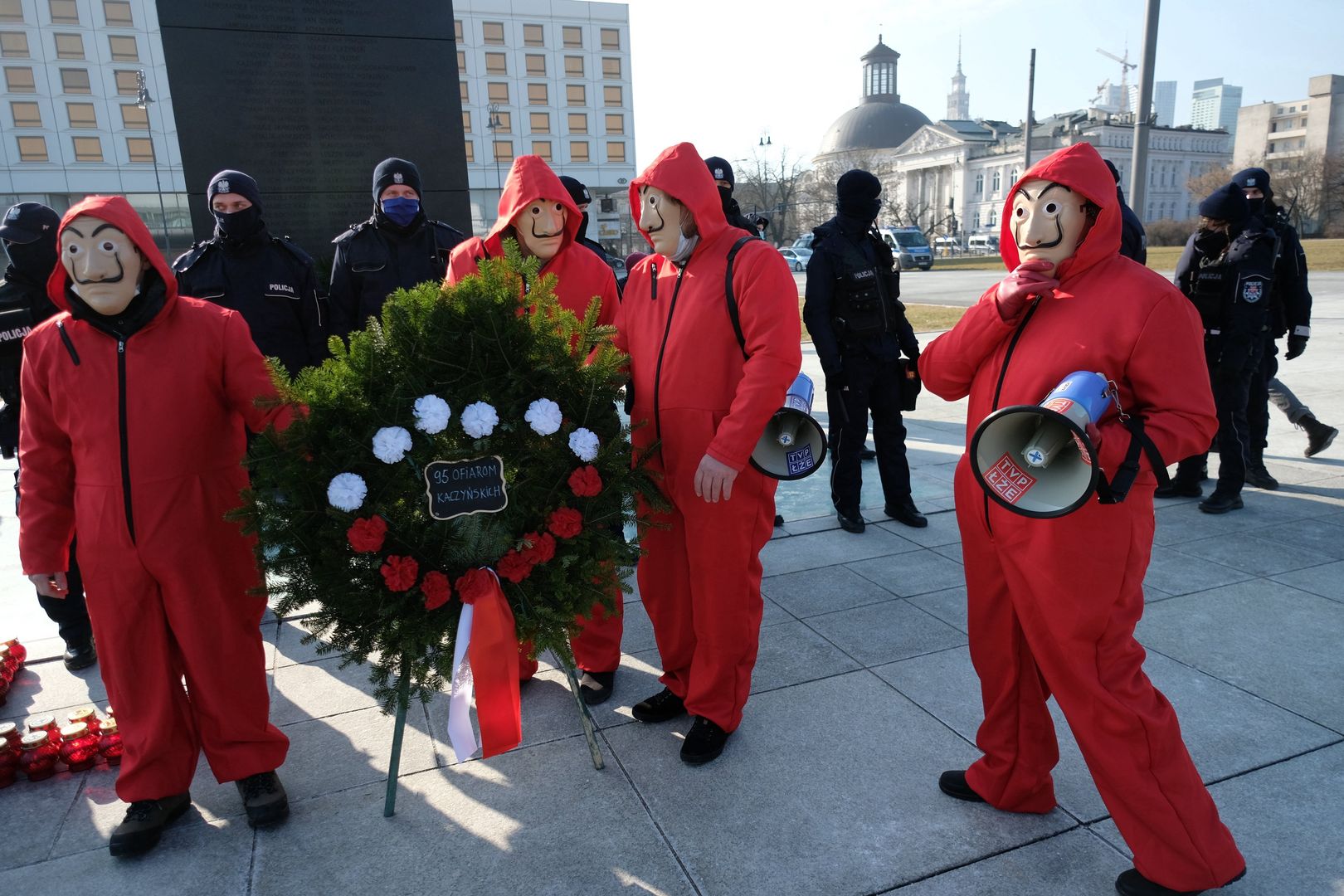 Warszawa. Próba złożenia wieńca pod pomnikiem smoleńskim