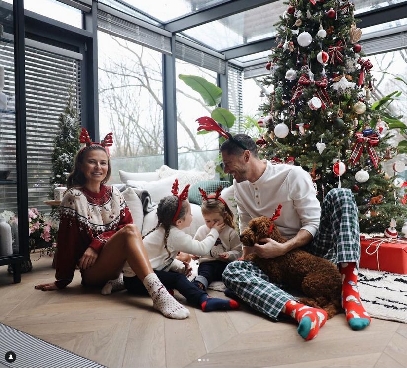 Anna i Robert Lewandowscy z córkami