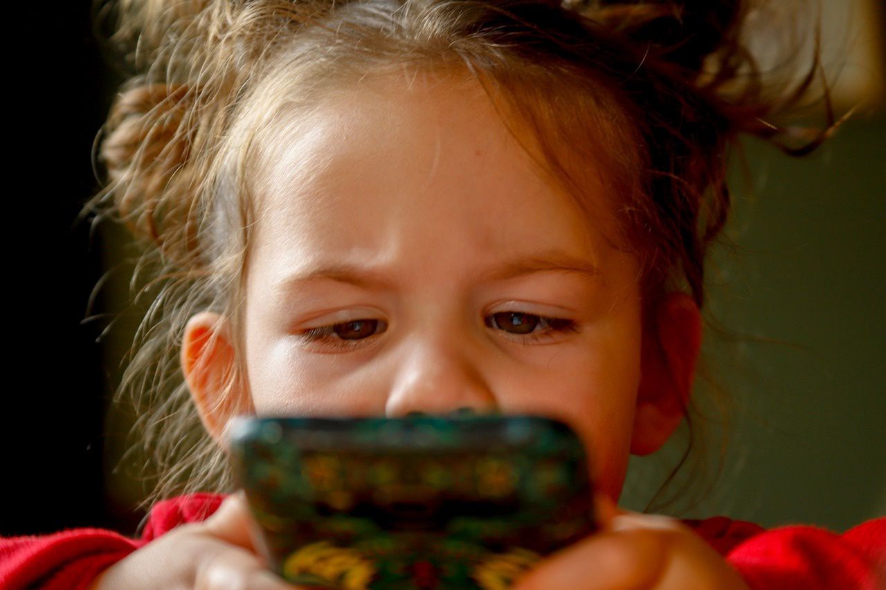 Smartfon dla dziecka na Boże Narodzenie. Jaki telefon wybrać? - Dzieci już od najmłodszych lat obcują z nowymi technologiami 
