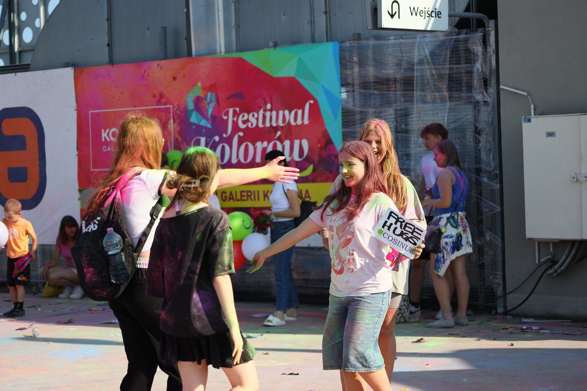 Sporym zainteresowaniem cieszyła się zabawa &#34;Free hugs&#34;, gdzie chętni przytulali się do ludzi z takimi tabliczkami