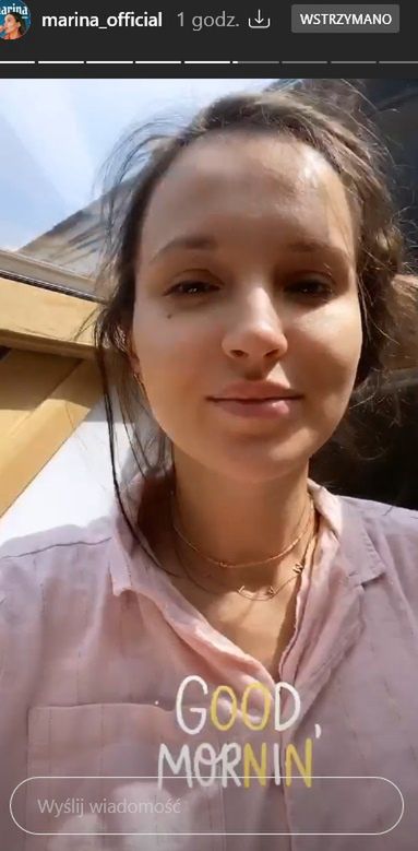 Naturalna Marina zachwyca się porankiem w lesie