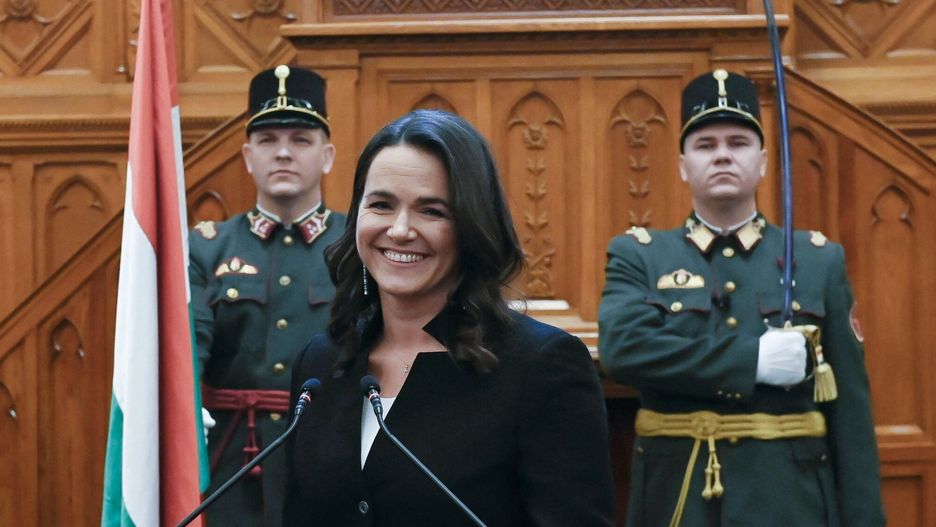 Katalin Novak wybrana na prezydenta W?gierNew elected Hungarian President Katalin Novak, center, takes an oath during her inauguration ceremony at the plenary session of the Hungarian Parliament in Budapest, Hungary, Thursday, March 10, 2022. Hungary's ruling party used its majority in Parliament on Thursday to elect the country's first-ever female president. (Szilard Koszticsak/MTI via AP)MTI