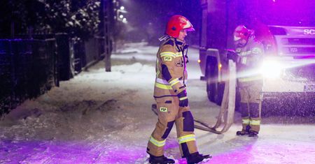 Mazowsze. Pożar w Nadmie. Spłonął garaż i auto, ogień także na poddaszu domu