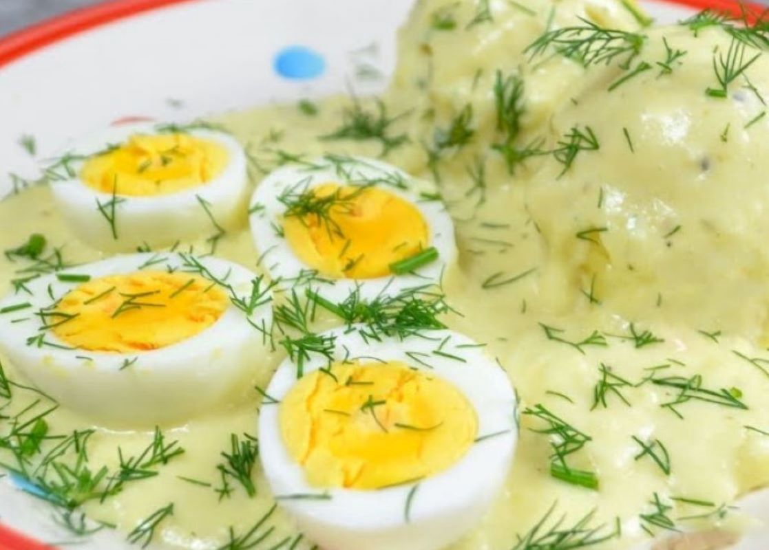 Jajka w sosie chrzanowym. Tani i pożywny obiad rodem z PRL-u