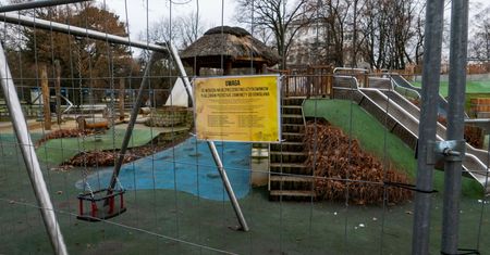 Plac zabaw kosztował 3,5 mln zł. Jest nieczynny. Trzeci przetarg na naprawę
