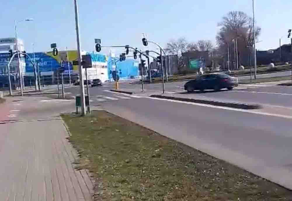 Zielona Góra. Jechał pod prąd do ronda PCK. Policjanci ukarali Ukraińca