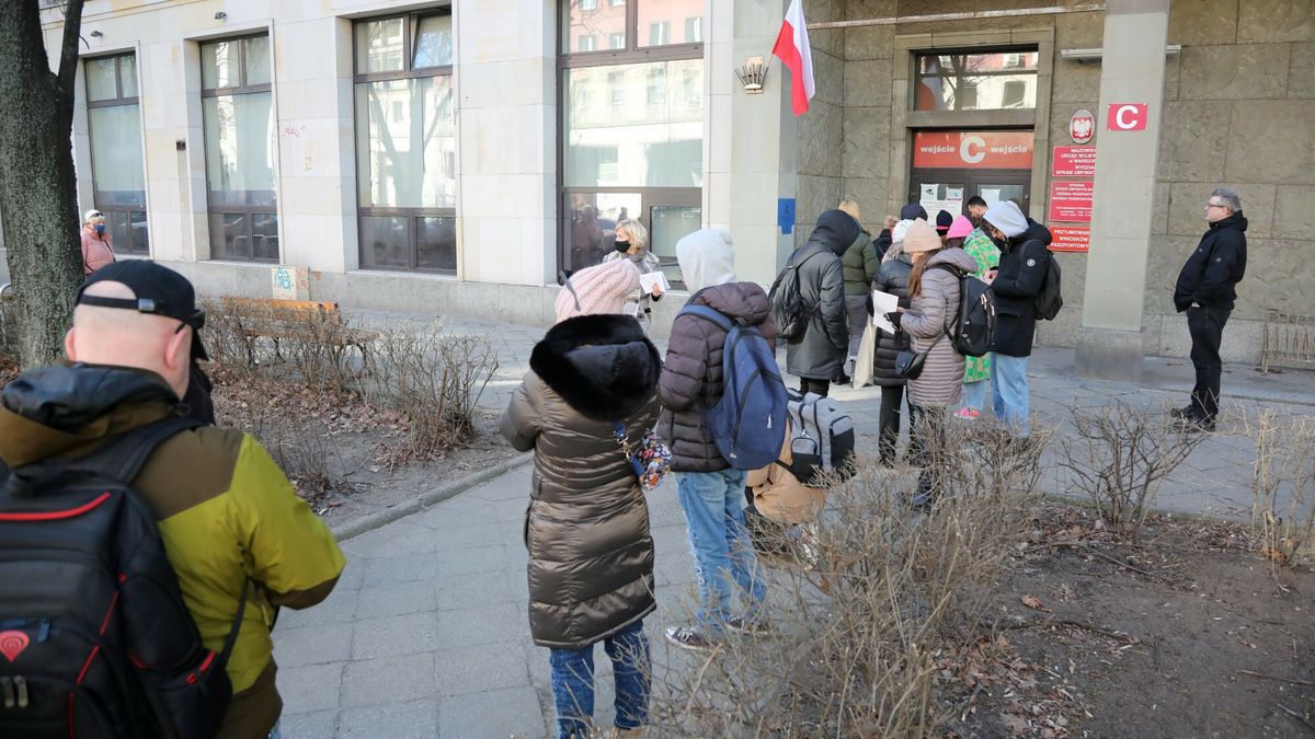 Kolejki po paszporty
Fot. Wojciech Olkusnik/East News, Warszawa, 01.03.2022. Kolejka do biura paszportowego przy Kruczej. Warszawiacy wyrabiaja i odswiezaja dokumenty, w zwiazku z wojna na Ukrainie.
Wojciech Olkusnik