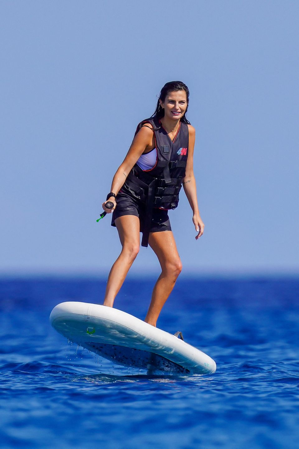 Max Verstappen relaksuje się na jachcie w Saint-Tropez. Towarzyszyła mu starsza o 9 lat ukochana