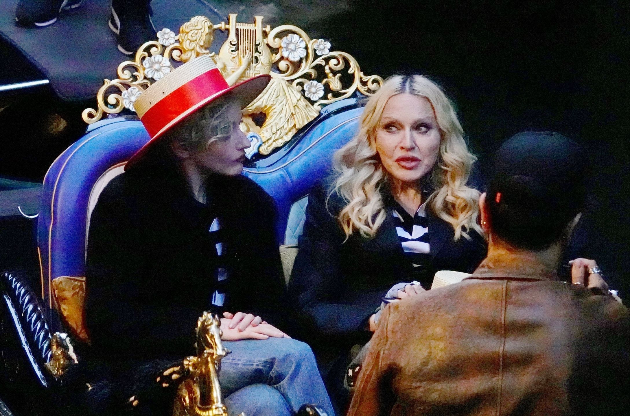 Madonna i Julia Garner