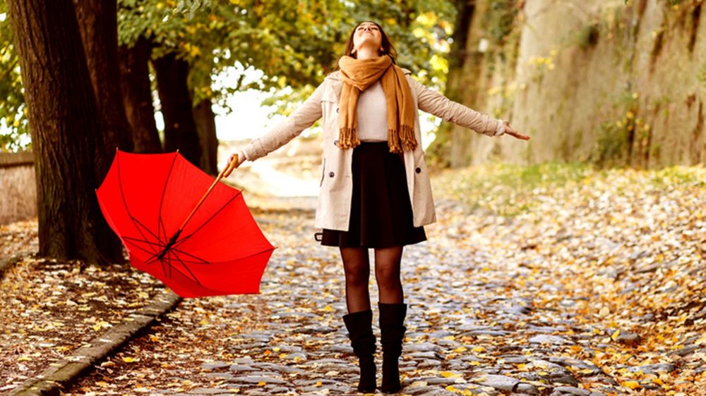 W klasycznej czarnej rozkloszowanej spódnicy poczujesz się pięknie tej jesieni