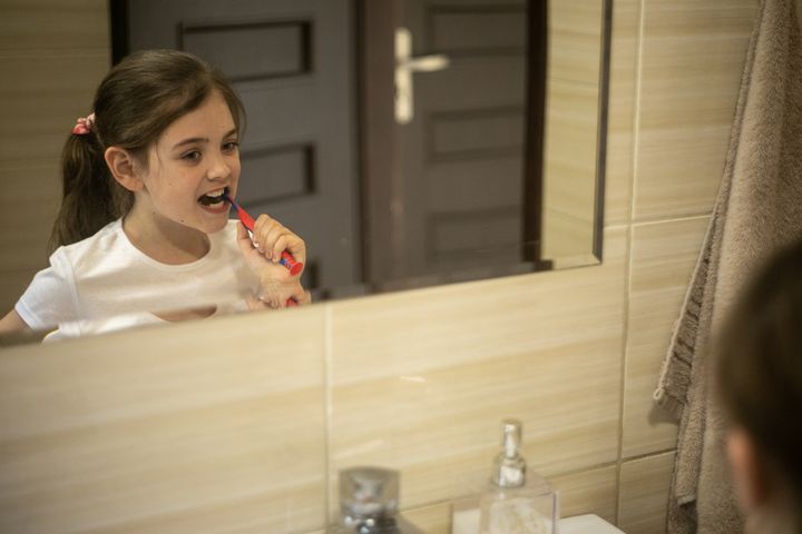 Szczoteczka soniczna dla dzieci umożliwia dokładne mycie zębów nawet kilkulatkom