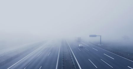 Zgniły wyż nad Polską. Mgły, szadź i trudne warunki dla kierowców