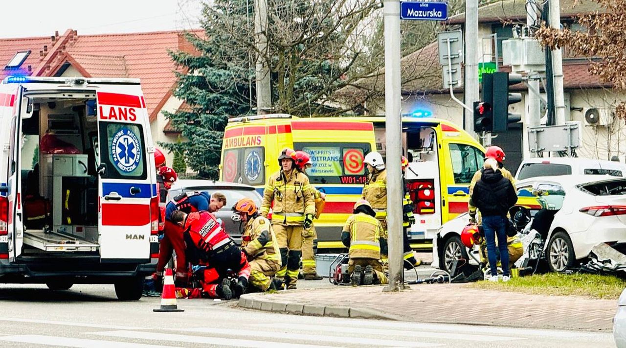 Koszmarny wypadek pod Warszawą. Cztery osoby w szpitalu, w tym dziecko