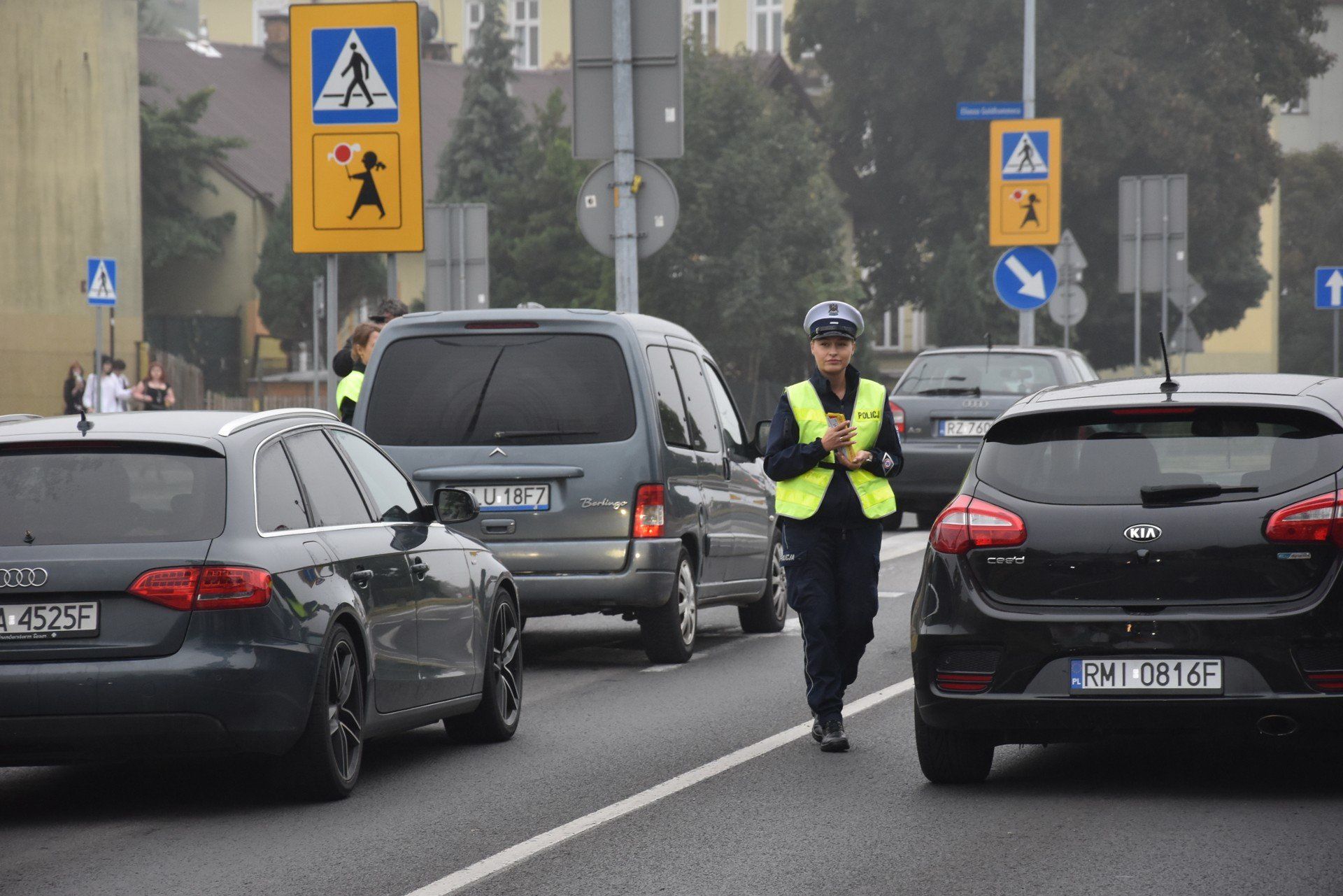 Akcja &#34;Zwalniam przed szkołą&#34; została zainaugurowana w poniedziałkowy poranek na ul. ks. Sitki w Tarnowie