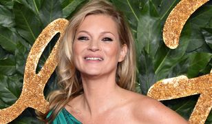 Kate Moss na odważnym zdjęciu. Modelka pozuje topless