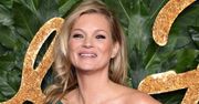 Kate Moss na odważnym zdjęciu. Modelka pozuje topless