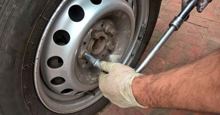 31-latek zmieniał koło. Świadkowie wezwali policję