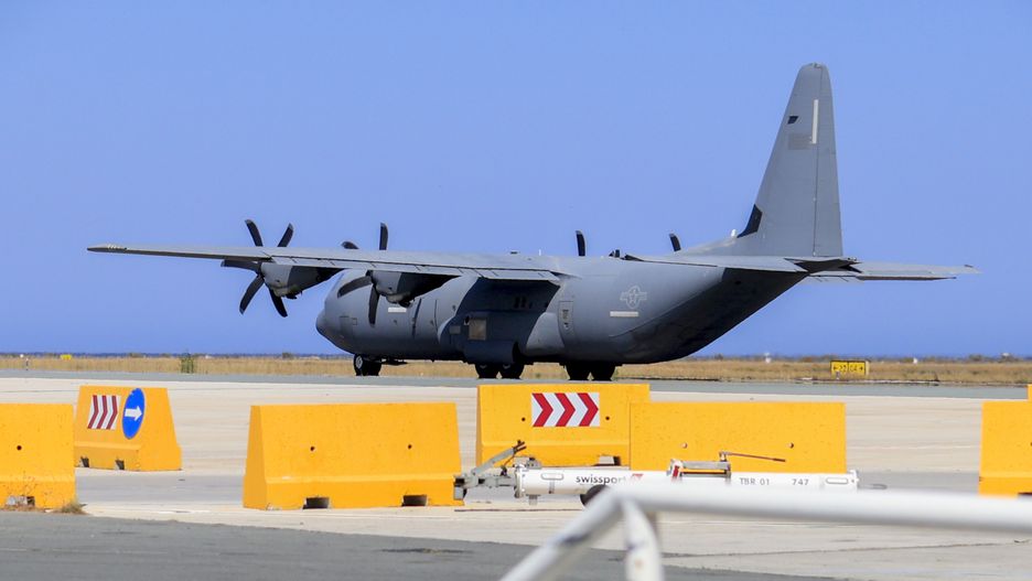A US Airforce C-130 Hercules cargo plane lands at Larnaca International Airport amid the ongoing Iran-Israel conflict, in Larnaca, Cyprus, 19 June 2025. Israel and Iran have been exchanging fire since Israel launched strikes across Iran on 13 June 2025 as part of Operation 'Rising Lion.' EPA/ALEX MITA Dostawca: PAP/EPA.