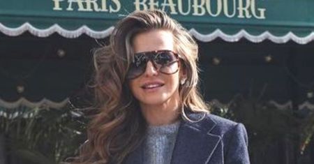 Wystrojona Anna Lewandowska niczym rasowa modelka pozuje na ulicach Paryża. Stylowa?