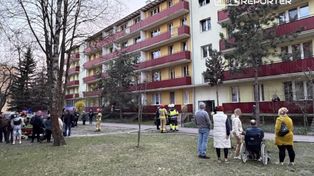 Zwarcie i pożar w budynku we Włochach. Mieszkaniec ruszył z gaśnicą