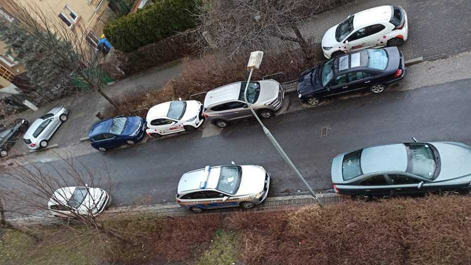 Straż miejska wlepia mandaty za nieprawidłowo zaparkowane samochody na Starym Mokotowie w Warszawie