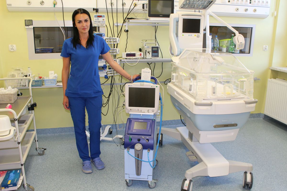 Śląskie. Anna Merak z bielskiego Szpitala Pediatrycznego prezentuje specjalistyczny aparat do hipotermii terapeutycznej.