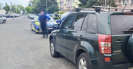 Incydent w Słupsku. Pijany ojciec uczył pijanego syna parkowania